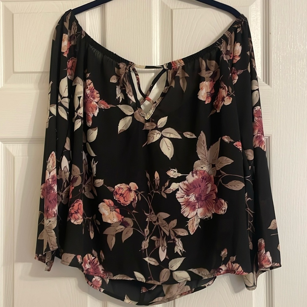 Off the shoulder, keyhole flowy top. Gently worn